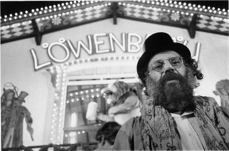 Allen Ginsberg vor dem Löwenbröuzelt